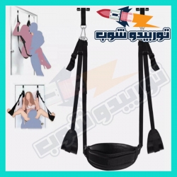 مرجيحة المتزوجين المبهجة توضع على الباب جاهزة للاستخدام